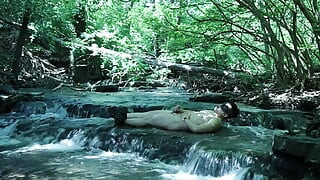 Fleksibilan pored vodopada, pokušavam da ušunjam mali privatni trenutak