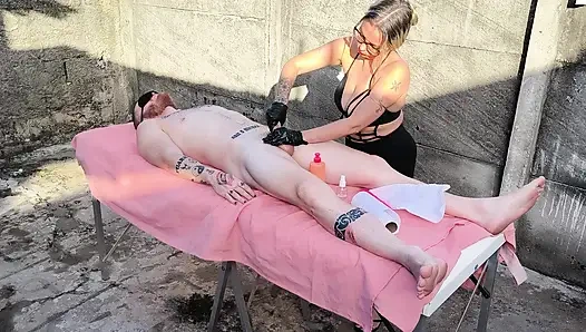 Pijat bugil sama cewek hot rambut pirang di luar ruangan