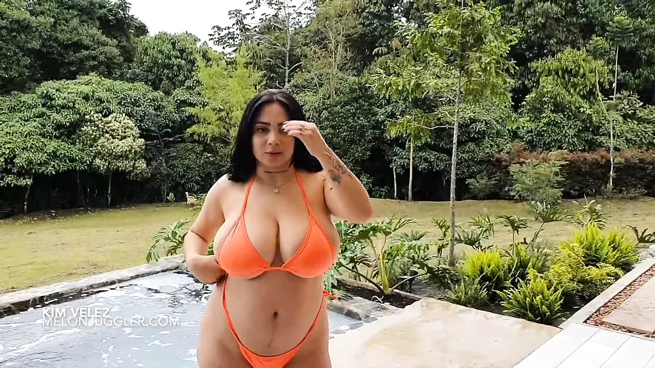 Sâni mari, areole uriașe - gagică excitată în bikini, Kim Velez