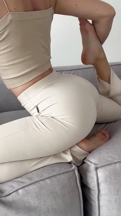 yoga zu hause auf dem sofa – cameltoe-leggings