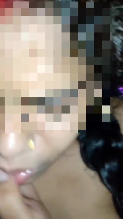 Zapanjujući trenutak iz "Desi vruće seoske bhabhi, najbolja ikad obrnuta kaubojska poza, žestoko grubo jebanje s muslimanskim prijateljem"