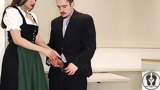 Mit einem traditionellen österreichischen dirndl wichst sie ihn ab