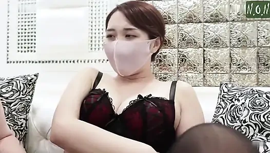 Упавшая Grace в кабинке: грудастый Ca втянутый в глубокий, умоляющий освобождение