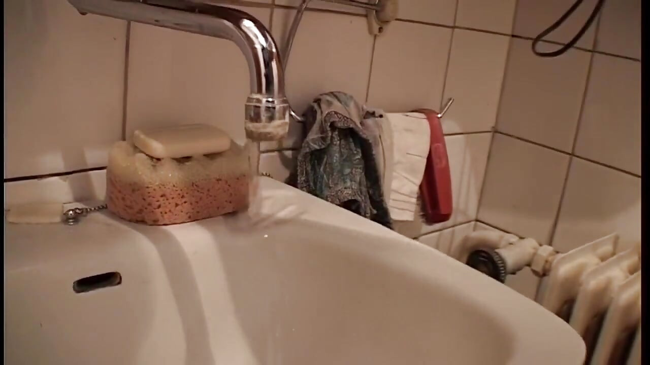 Azgın esmer orta yaşlı seksi kadın kendini umbrella ile parmaklıyor ve sikiyor