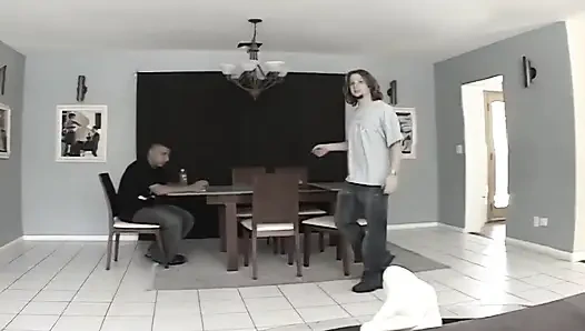 Сексуальная крошка ест сперму после того, как огромный член толчок ее тугой киски