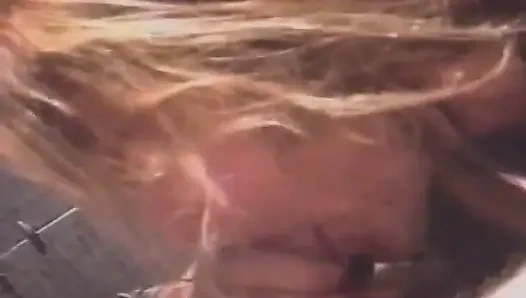 Vollbusiges schätzchen aus deutschland lutscht schwanz am pool