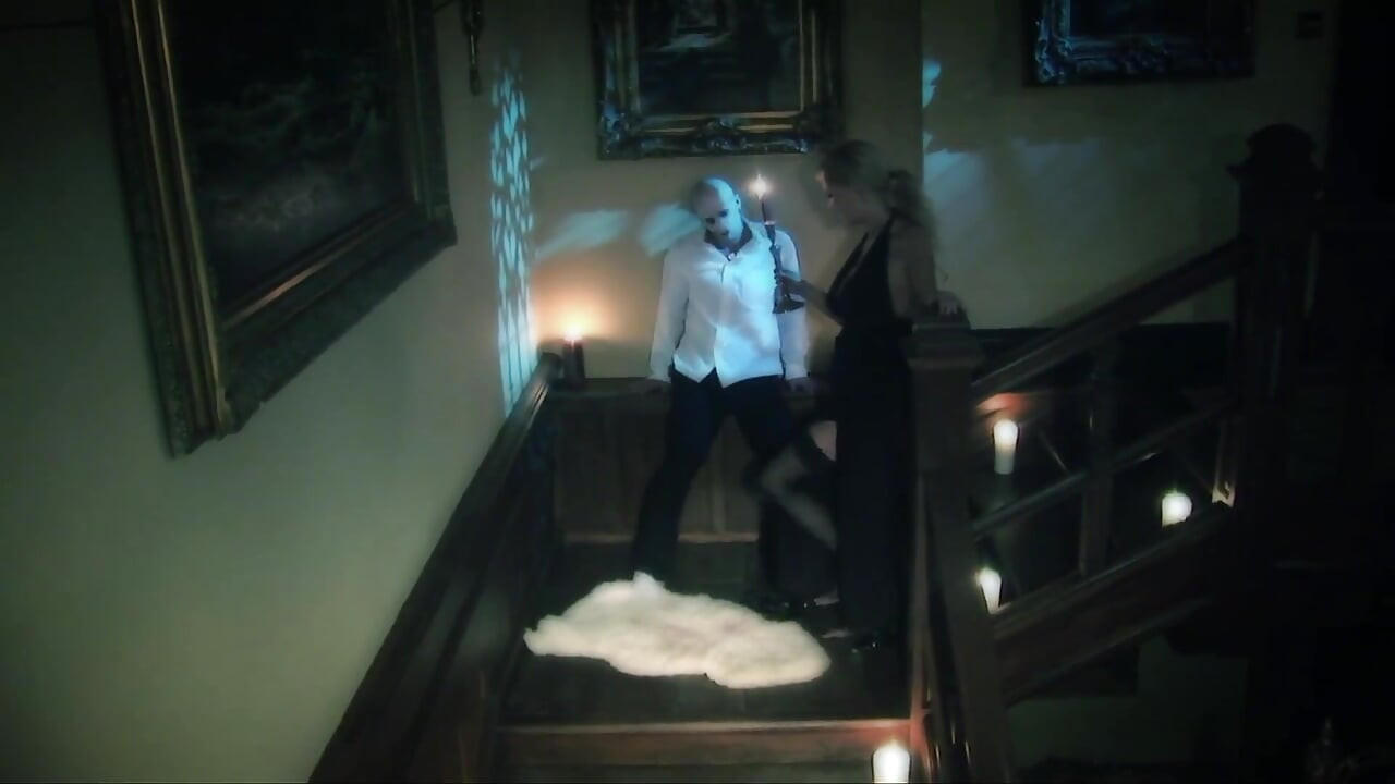 Nena tetona follada en las escaleras por el novio de su amiga
