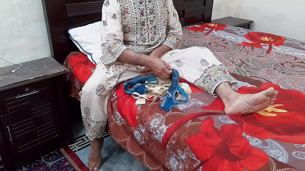 האם החורגת נכנסה פתאום לחדר ושאלה למה אתה לובש את הבגדים של אחותך החורגת. אתה בסדר?