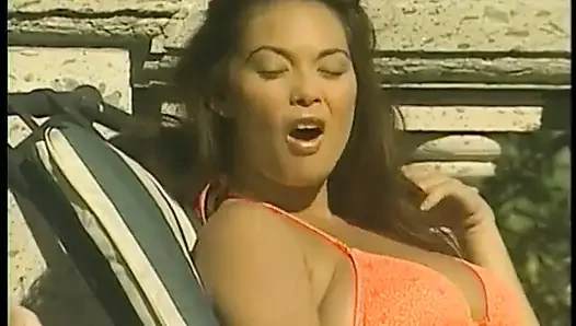 Güzel memeli seksi sürtük limuzinin arkasında sikiliyor