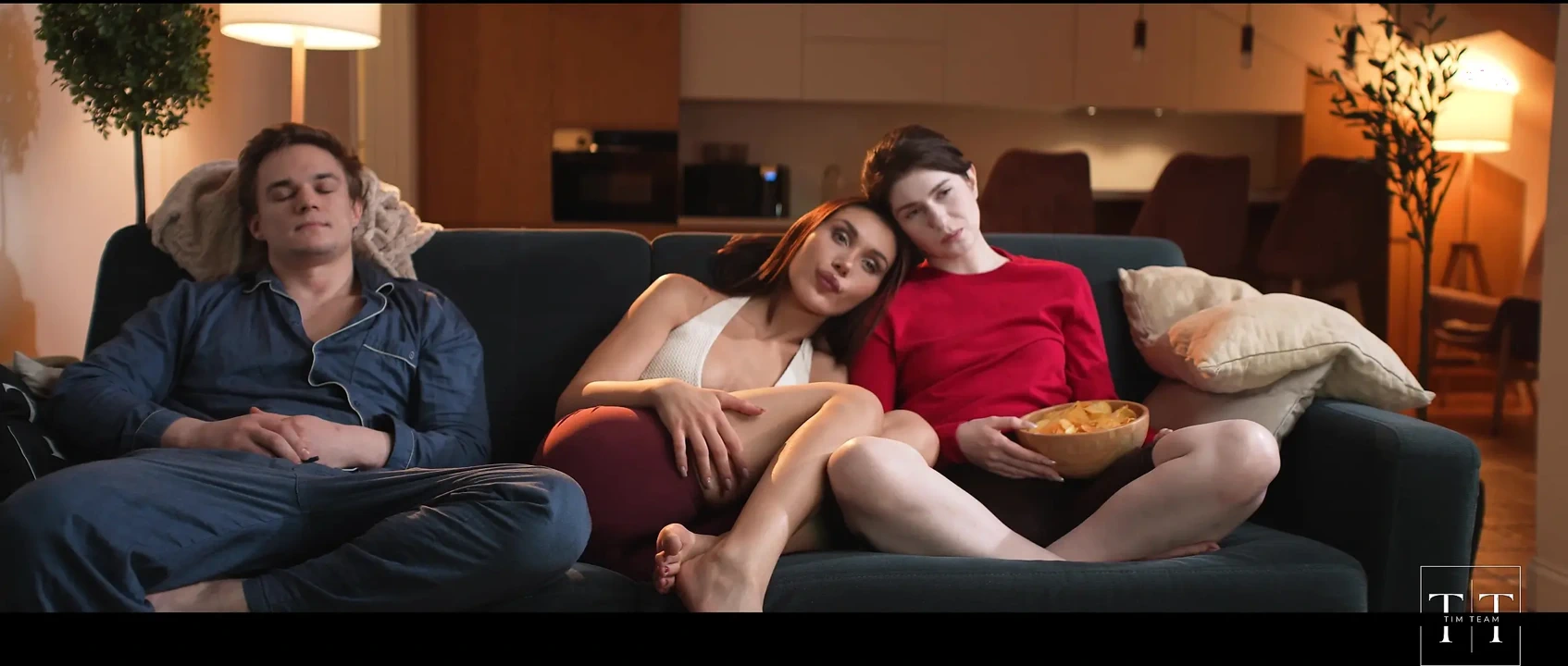 我们当时正在做女同性爱，但后来男人醒来了...4k 高清 Tim 团队