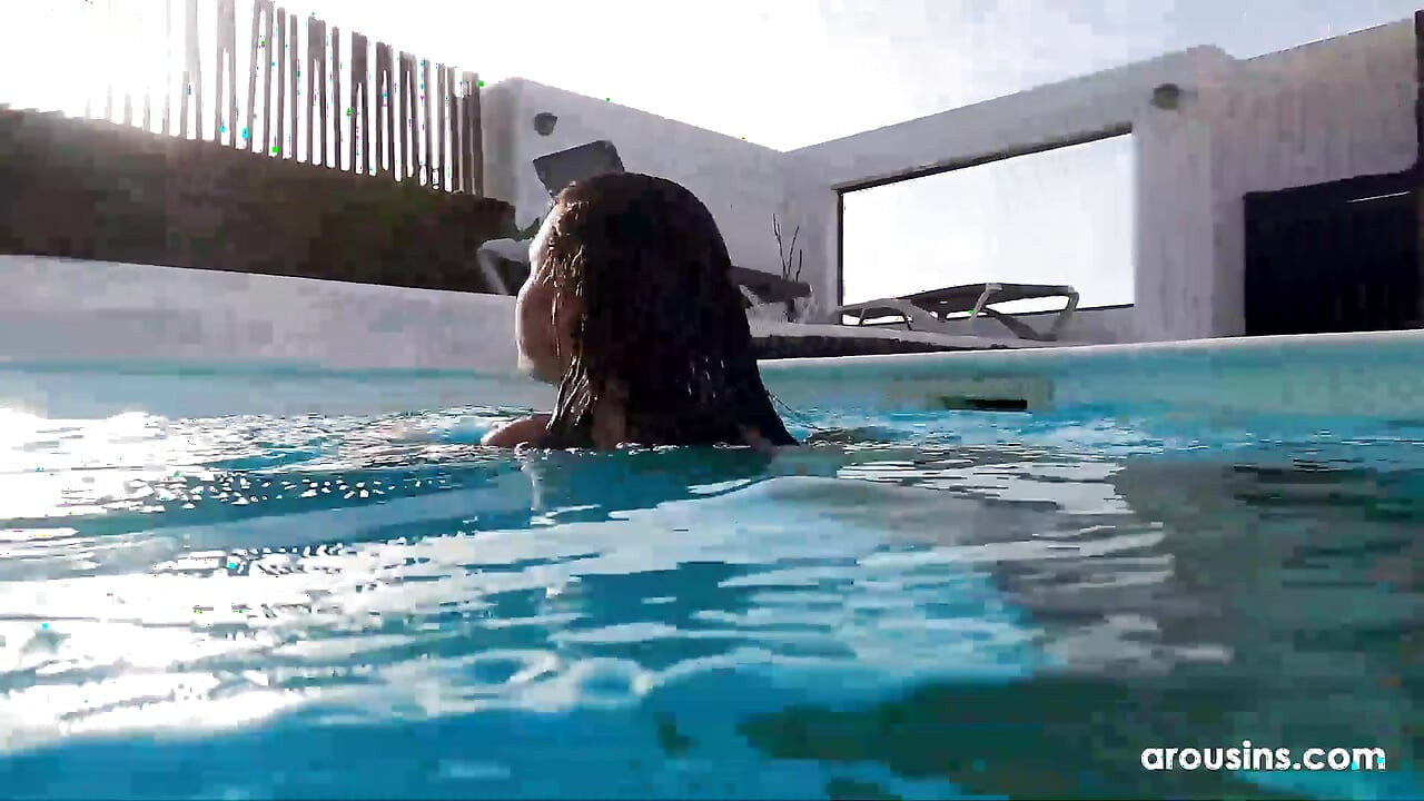 Tag med mig i poolen! Sensuel Babe Dee Vine fjoller rundt på Arousins