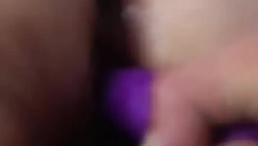 Istri memuja mainan seks ini