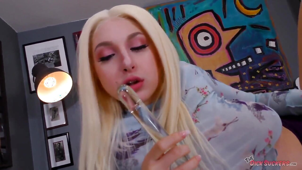 Skylar Voxx azdırmaya ve Kafatası vermeyi seviyor!