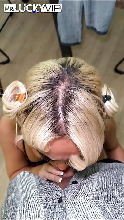 Blonde bombe luna luxe genießt es, mit dem schwanz zu spielen