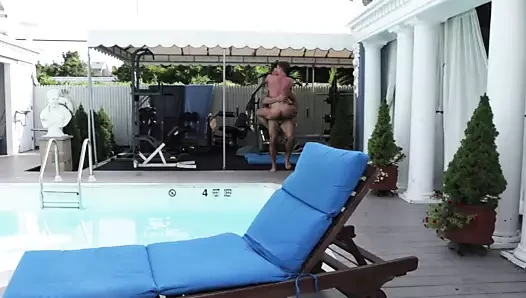 Ohne Gummi trainieren am Pool