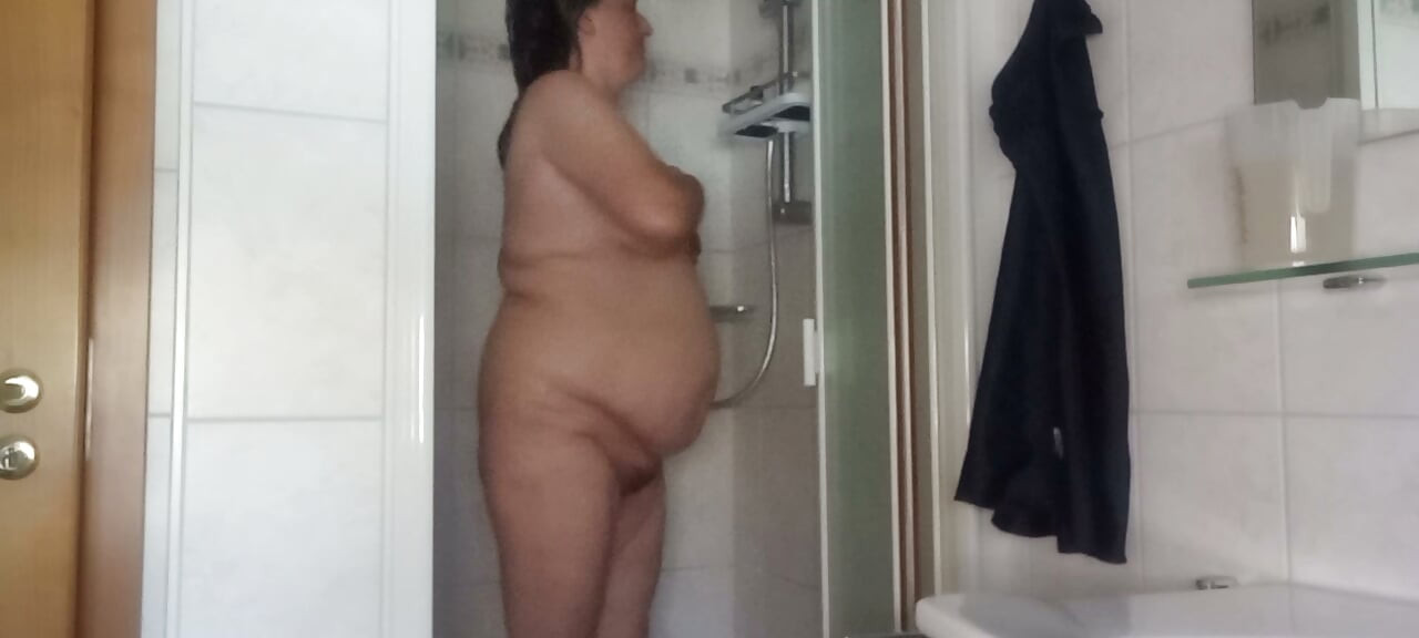 BBW Matură la Duș, Forme Naturale și Burtă Mare Partea 1