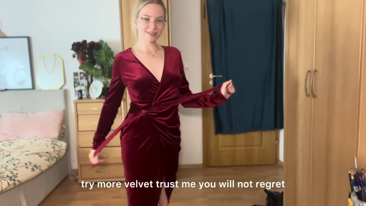 Dominatrix kıyafetleri açıkta deniyor