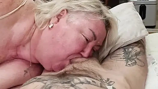 Мачеха светит на ее ступнях и сосет мой хуй, пока я не кончу ей в рот