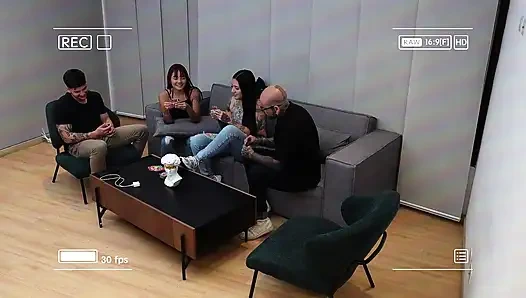 Dasar cewek! Aku ngentot sahabat saudara tiriku dengan celana jins robek saat kami lagi main