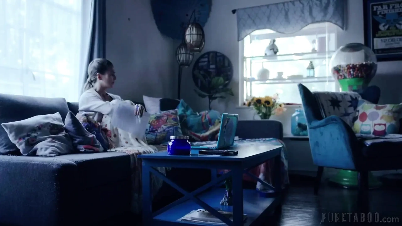 Pure Taboo Aoraphobic 熟女Cherrie Deville一边幻想一个神秘男人一边自慰