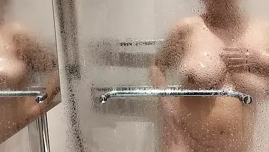 J’ai surpris ma demi-sœur à forte poitrine sous la douche