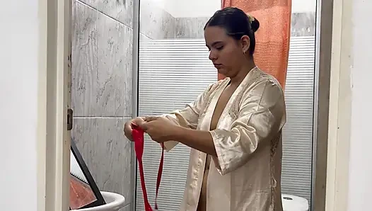 Üvey kız kardeşim beni duşta onu izlerken yakaladı ve üvey babamı ispiyonlamayacak şekilde beni o yapıyor