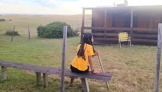 Eine Camperin bittet eine Bäuerin um Feuerholz und gibt ihr am Ende rauen Sex mit Creampie