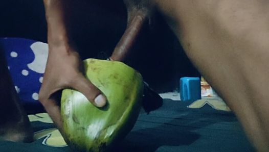 El coco también te dará verdadero placer como el culo y el coño. Intenta no correrte rápido. Nariyal ko choda o pani andar nikal diya.