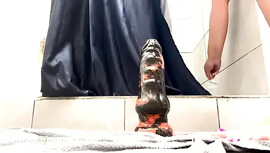 Göt esnetme ve büyük dildo ile sarkma