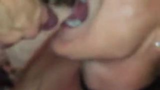 Éjaculation dans la bouche par une pute