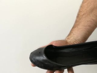 Czarny płaski but moje dziewczyny i sperma w środku