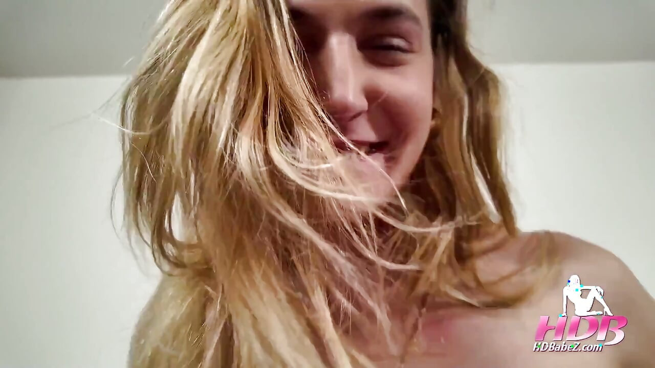 Blonde Hottie Fucks for Creampie
