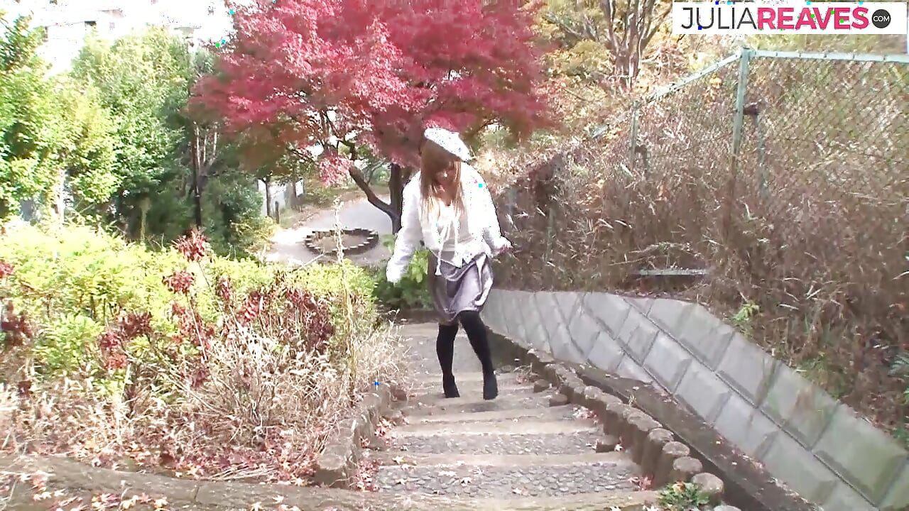 Σέξι μωρό ρουφάει έναν τεράστιο πούτσο και τον σπρώχνει βαθιά στο μουνί της