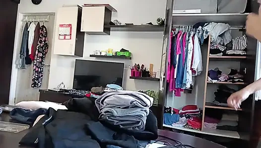 Seksi esmer evin etrafında çıplak ev işleri yapıyor.