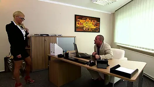 Экшн с горячей милфой - минет раком