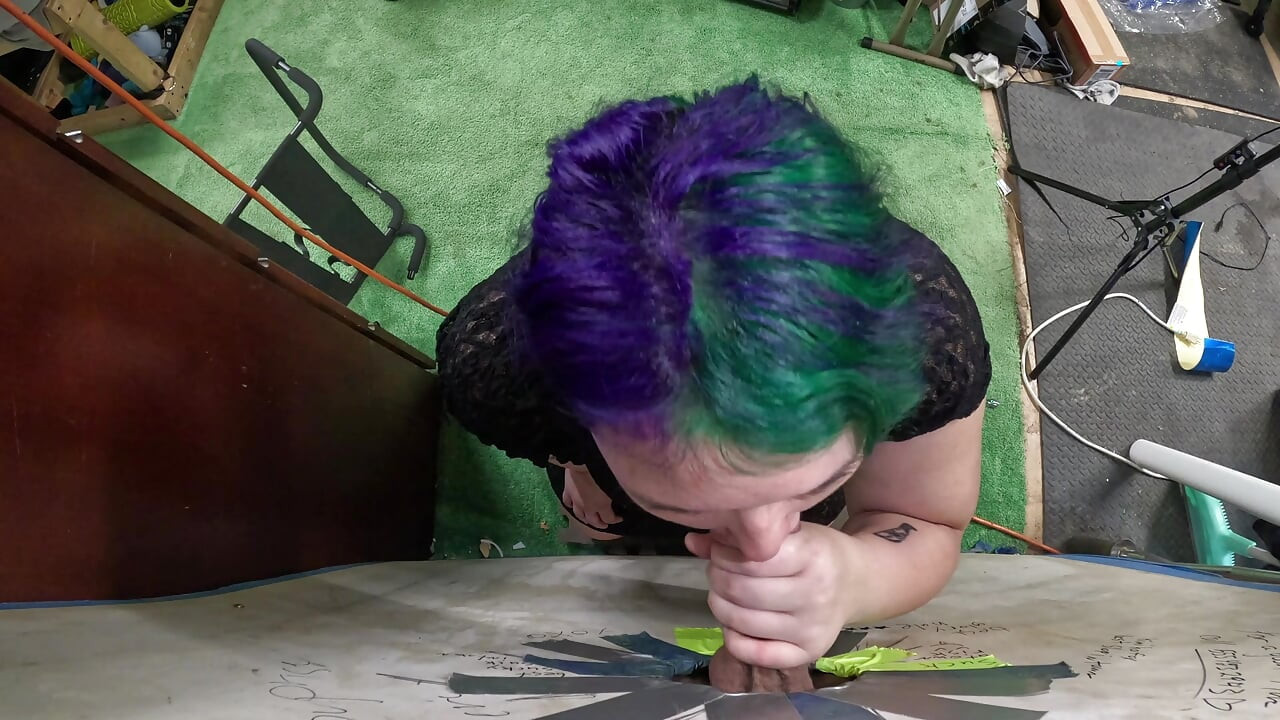 Goth-teenager besøger glory hole suger ham tør