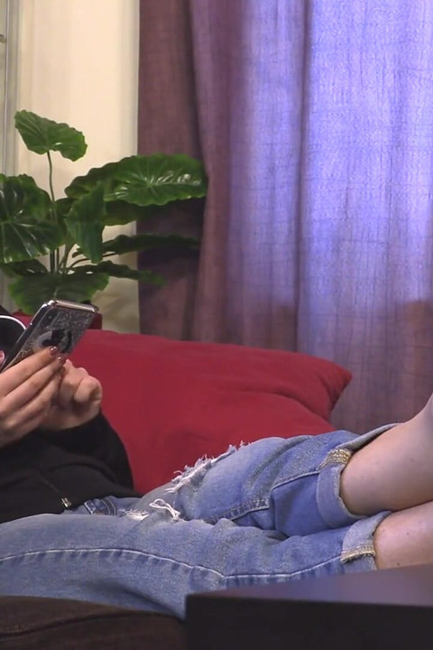 Nettes teen in jeans, teasin und raucht
