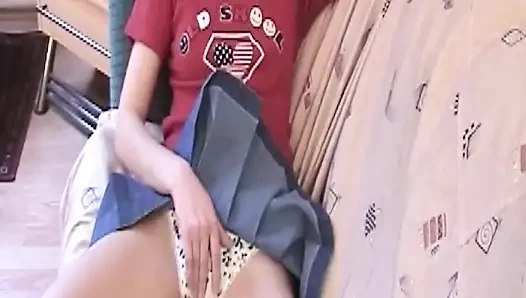 Cewek hot rambut cokelat lagi asik fingering memek bebasnya - close up