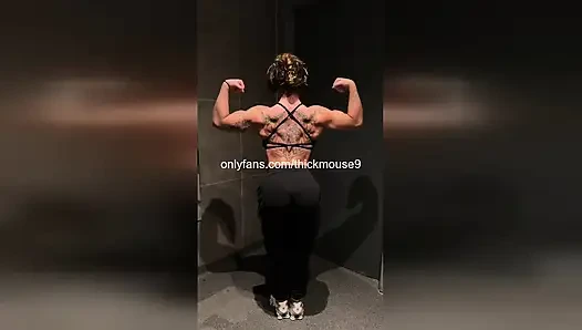 18yo accidental pussy flash during livestream