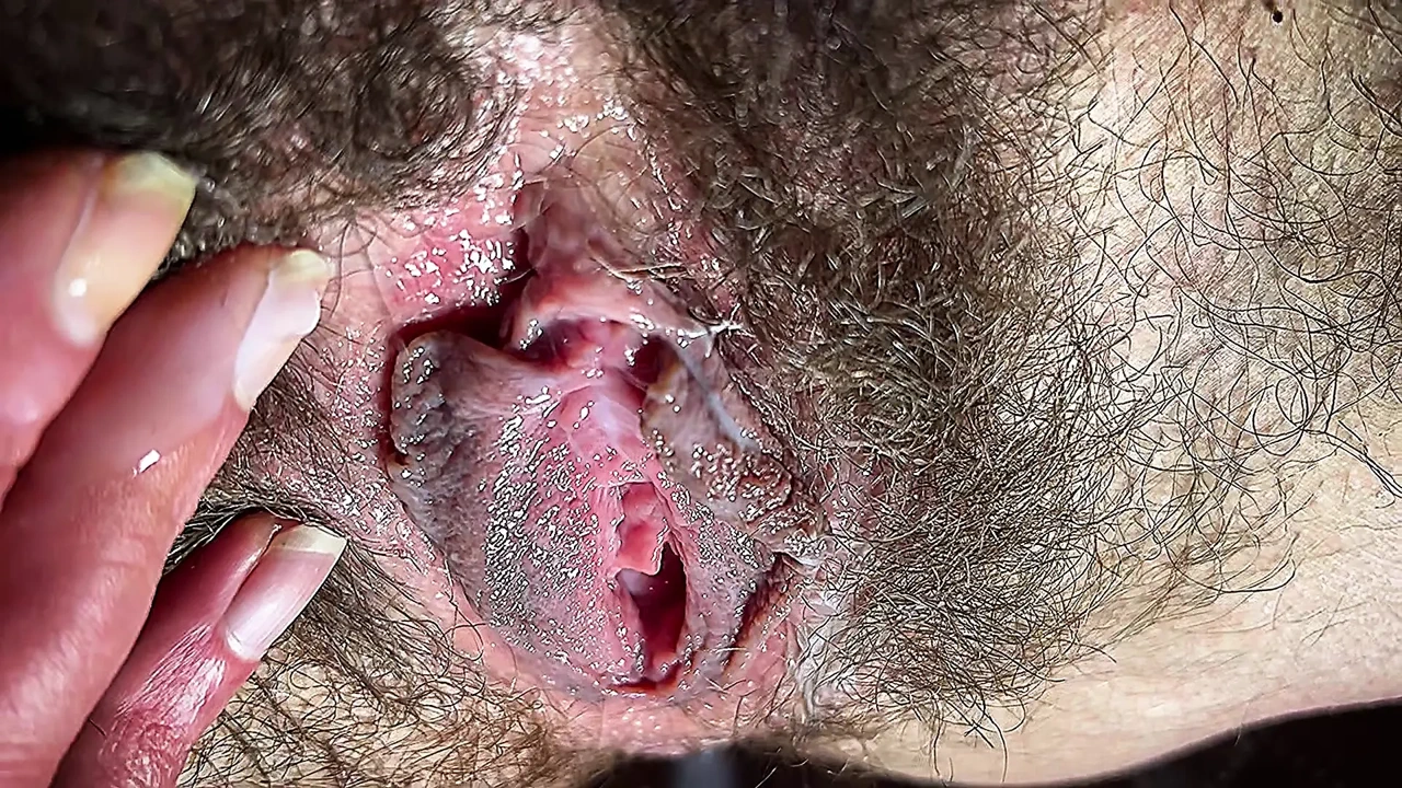 Juicy mom with close-up of her naughty hairy