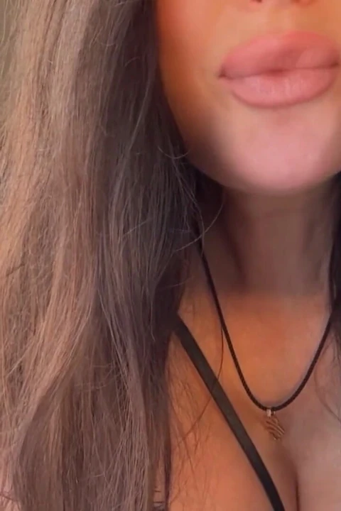 Volim tvoje bradavice i želim da ih ližem