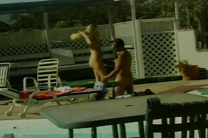 Idealna blondynka dostaje twarz po seksie na świeżym powietrzu przy basenie