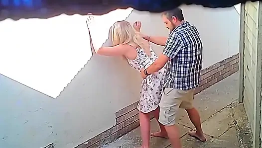 Kamera erwischte paar beim ficken vor dem öffentlichen restaurant