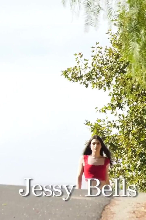 Devils T Girls Jessy Bells surpreende garanhão e recebe foda anal apaixonada