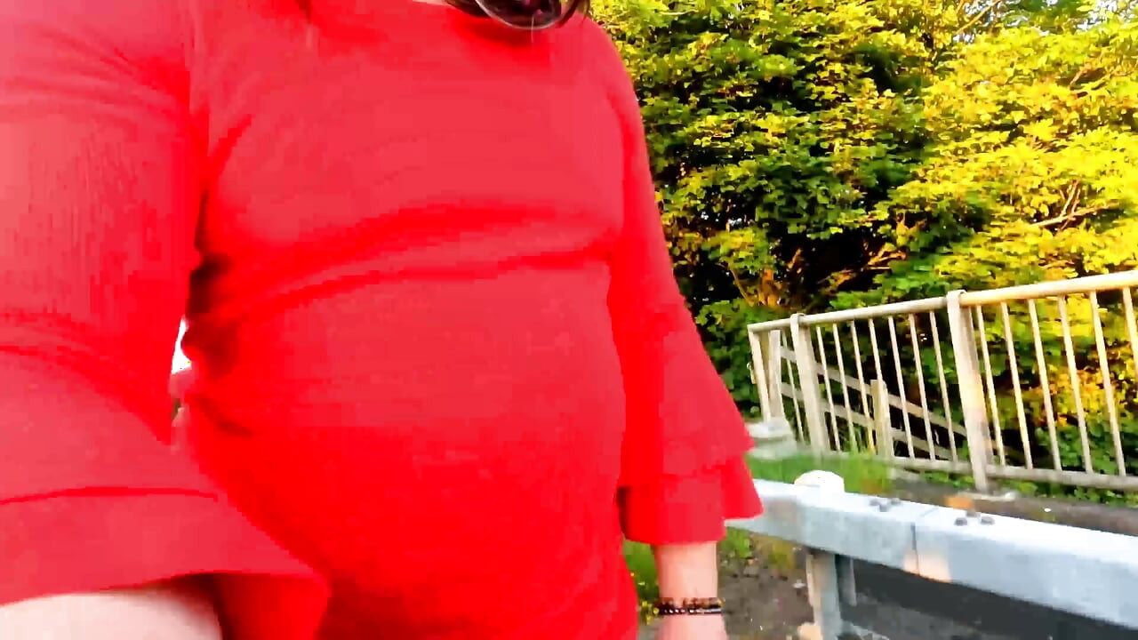 Amatör travesti kellycd2022 güneşte mastürbasyon yapıyor