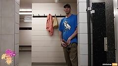 Johnholmesjunior bij open openbare douches change room in Burnaby sportcomplex, Vancouver
