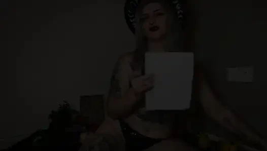 Cadı sürtük fışkırtarak aşk büyüsü yapıyor
