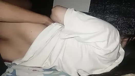 Asyalı bakirenin pürüzsüz götünü sikiyor