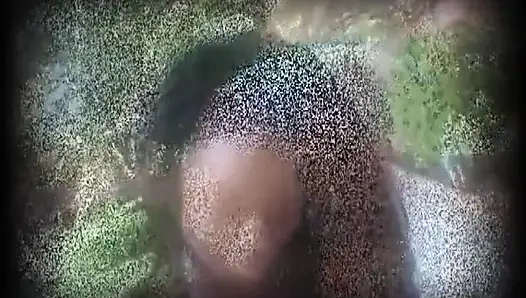 Sexy schwarzes mädchen mit dickem arsch auf dem großen schwarzen schwanz... in den mund kommen