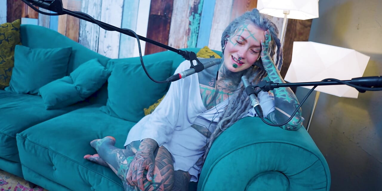 Ich spreche über G - Grattitude- ASMR podcast SFW spricht goth dünnes mädchen dreadlocks tattoo-model mit tinte mädchen